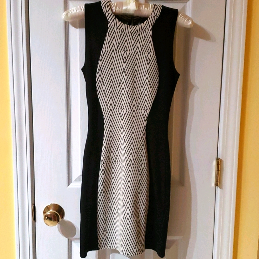 Divided slimming style black and white dress sz 4
